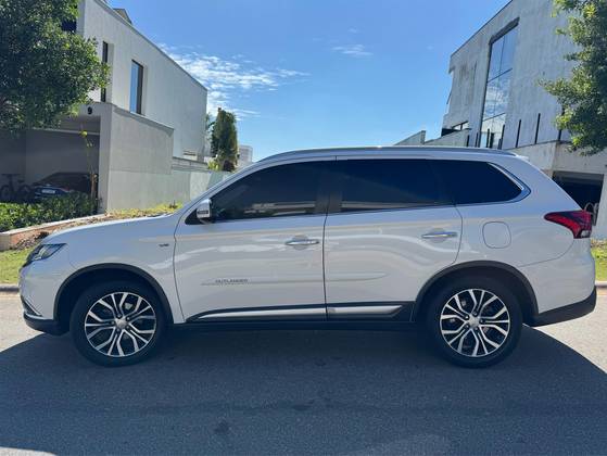 MITSUBISHI OUTLANDER 3.0 GT 4X4 V6 24V GASOLINA 4P AUTOMÁTICO